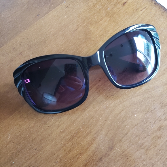 NWOT BGBG Sunglasses in Excellent Condition